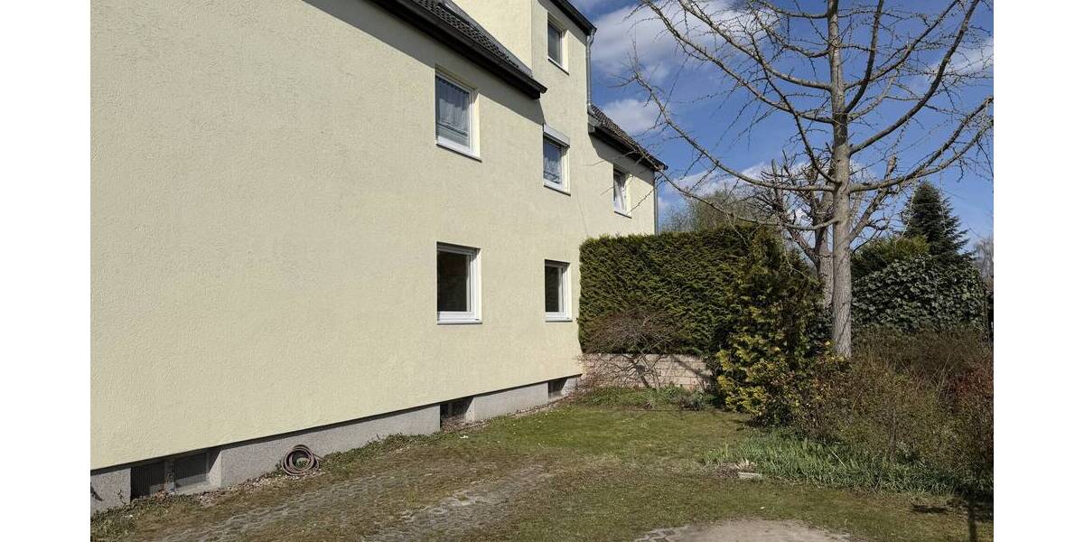 Stellplatz und seitlicher Gartenanteil