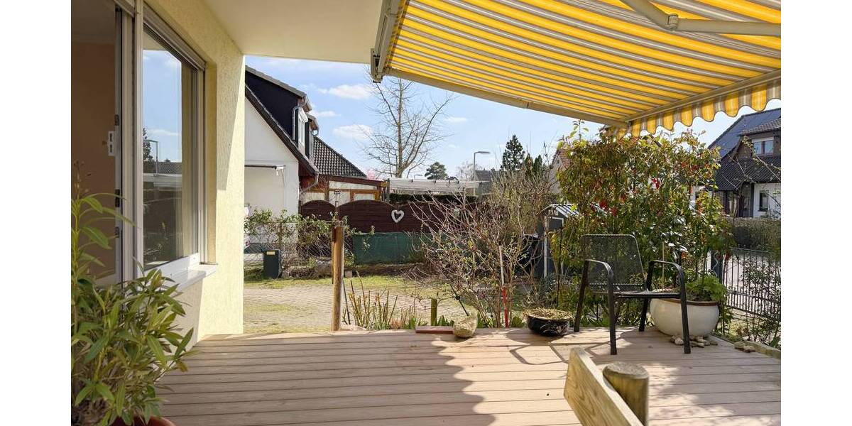 Zugang zum Stellplatz und seitlichem Garten