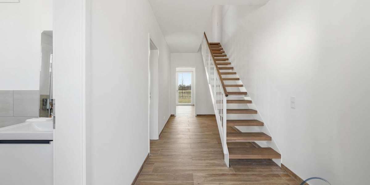 Treppe zum OG (Musterdarstellung, baugleiches Objekt)